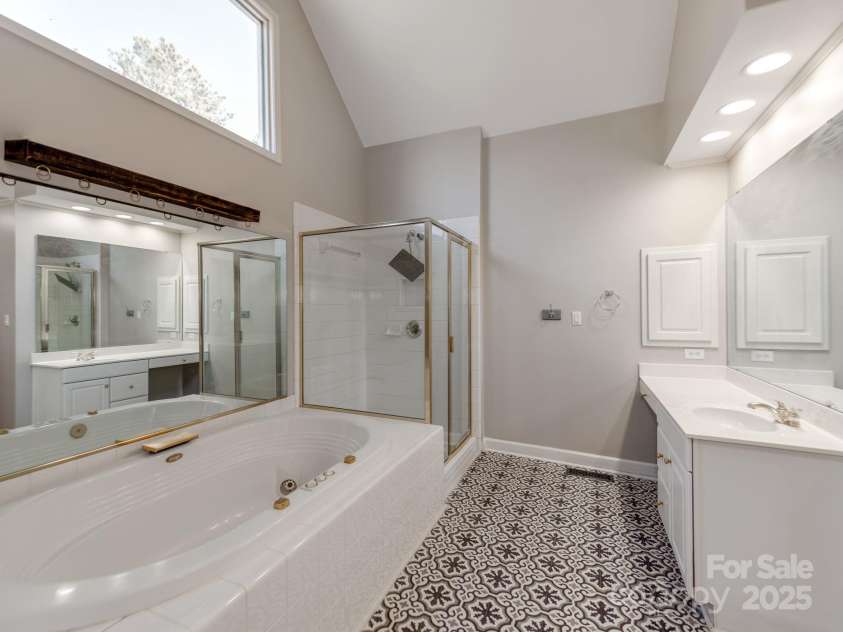 5839 Painted Fern Court, Charlotte, NC 28269.  MLS# CAR4204621, YatesRealty ID 4307. Owner's Suite Bath - Jetted Tub