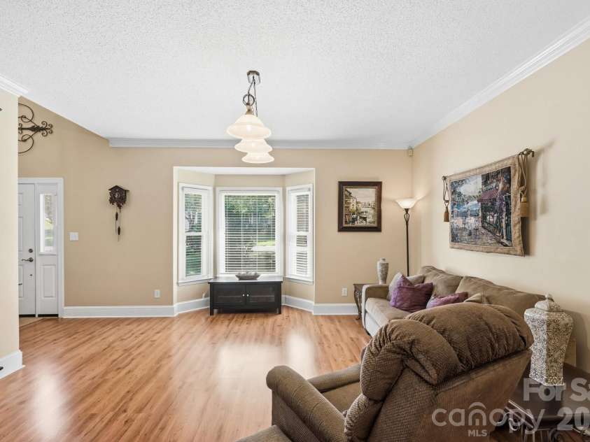 13315 Kintyre Court, Matthews, NC 28105.  MLS# CAR4409441, YatesRealty ID 43070. Bay window