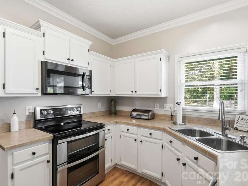 13315 Kintyre Court, Matthews, NC 28105.  MLS# CAR4409441, YatesRealty ID 43070. Double ovens & Microwave