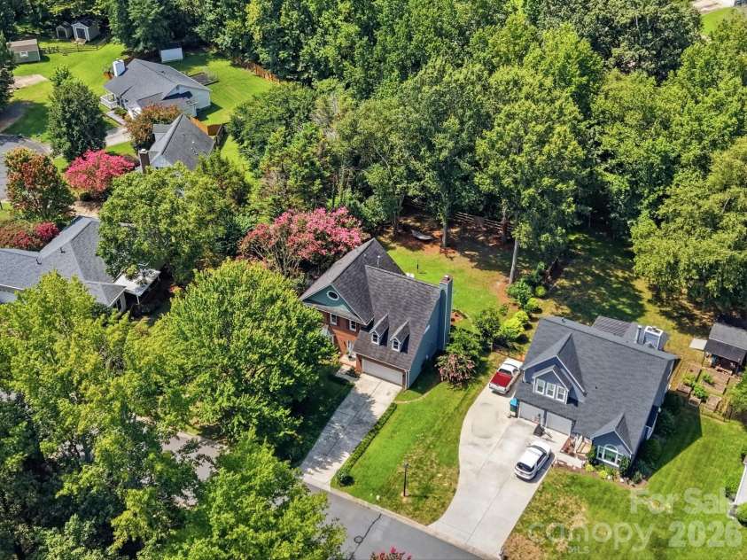 13315 Kintyre Court, Matthews, NC 28105.  MLS# CAR4409441, YatesRealty ID 43070. Lush landscaping