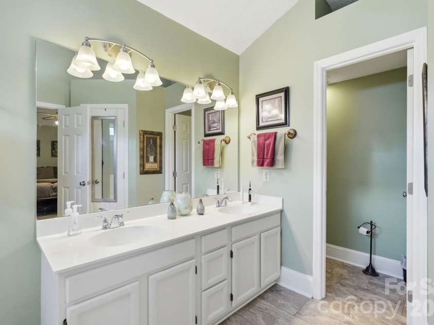 13315 Kintyre Court, Matthews, NC 28105.  MLS# CAR4409441, YatesRealty ID 43070. Primary bath