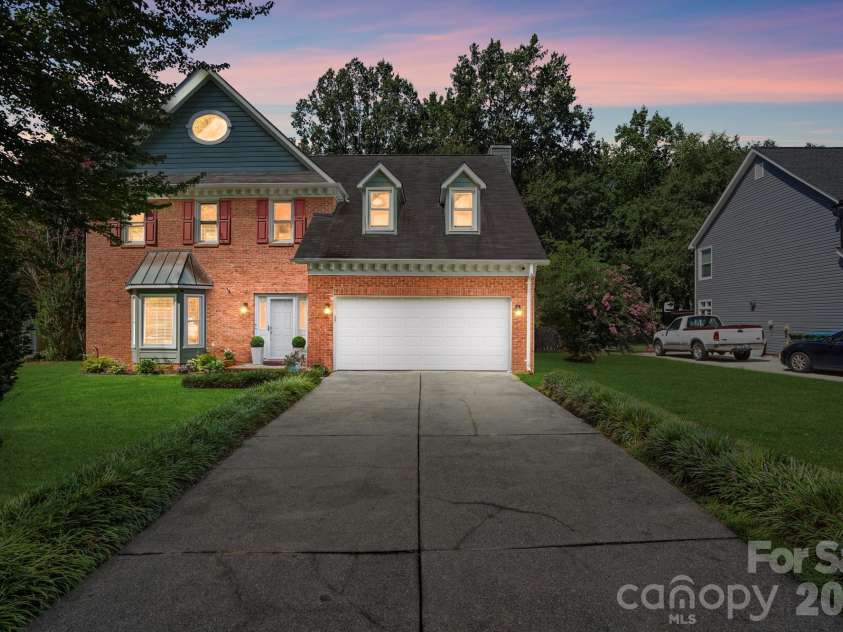 13315 Kintyre Court, Matthews, NC 28105.  MLS# CAR4409441, YatesRealty ID 43070. Welcom home...