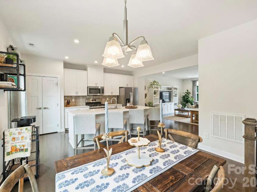 1940 Catkin Lane, Charlotte, NC 28205.  MLS# CAR4411056, YatesRealty ID 43077. 