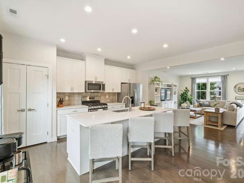 1940 Catkin Lane, Charlotte, NC 28205.  MLS# CAR4411056, YatesRealty ID 43077. 