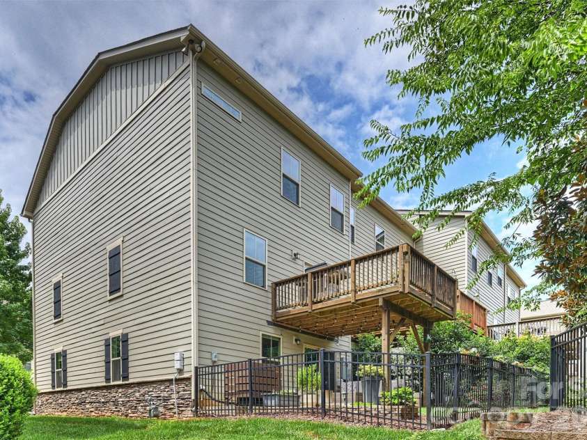 1940 Catkin Lane, Charlotte, NC 28205.  MLS# CAR4411056, YatesRealty ID 43077. 