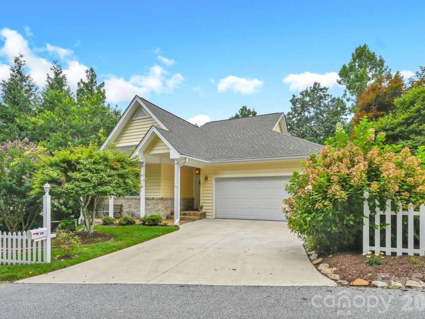 230 Carriage Summitt Way, Hendersonville, NC 28791.  MLS# CAR4408861, YatesRealty ID 43079. 