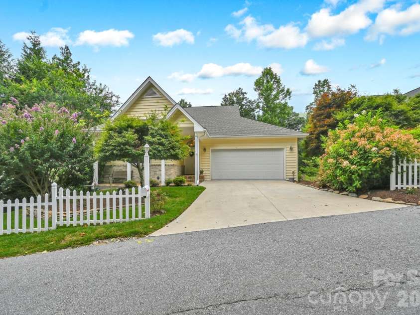230 Carriage Summitt Way, Hendersonville, NC 28791.  MLS# CAR4408861, YatesRealty ID 43079. 