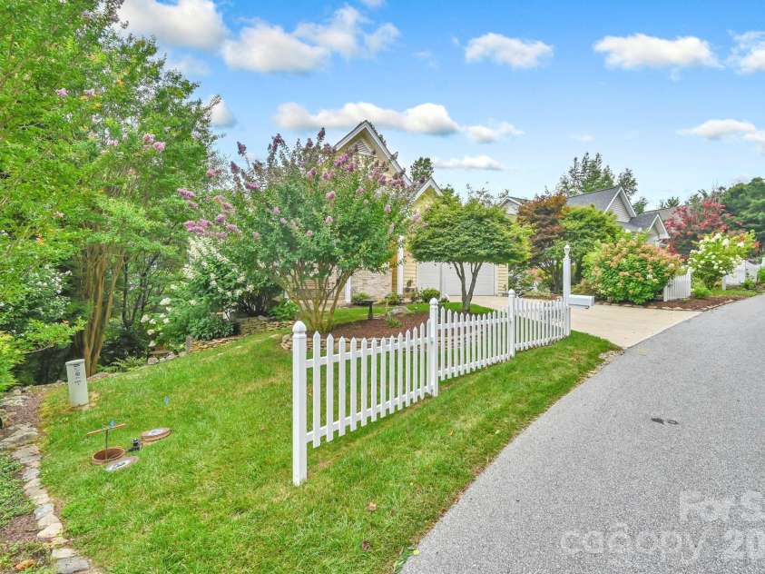 230 Carriage Summitt Way, Hendersonville, NC 28791.  MLS# CAR4408861, YatesRealty ID 43079. 