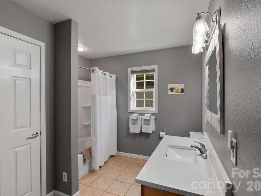 263 Pinnacle Drive, Burnsville, NC 28714.  MLS# CAR4341549, YatesRealty ID 4308. 