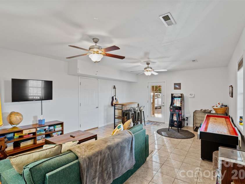 263 Pinnacle Drive, Burnsville, NC 28714.  MLS# CAR4341549, YatesRealty ID 4308. 