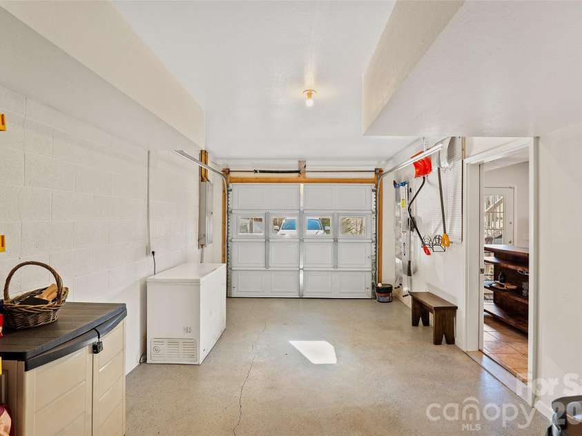 263 Pinnacle Drive, Burnsville, NC 28714.  MLS# CAR4341549, YatesRealty ID 4308. 