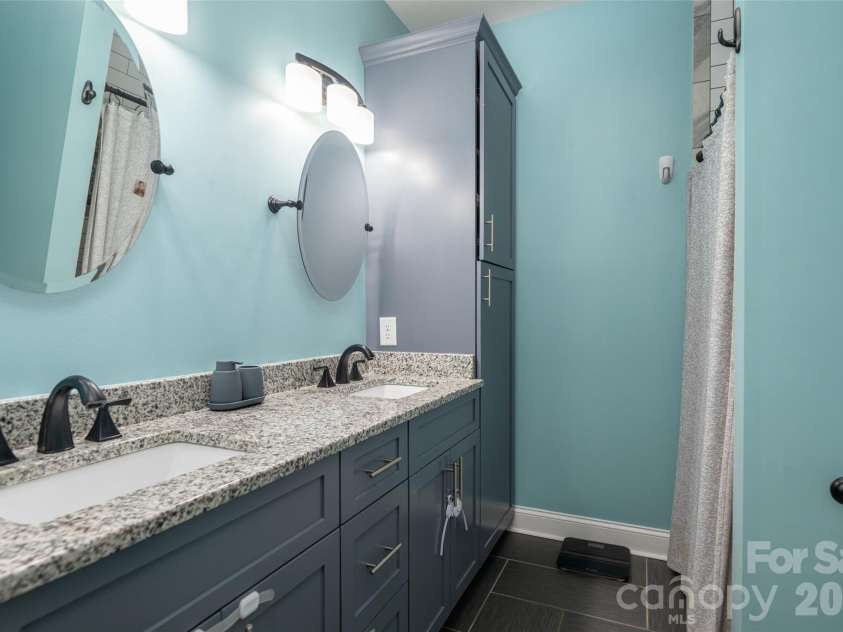 4398 Belmont Drive, Morganton, NC 28655.  MLS# CAR4402124, YatesRealty ID 43080. Primary bath