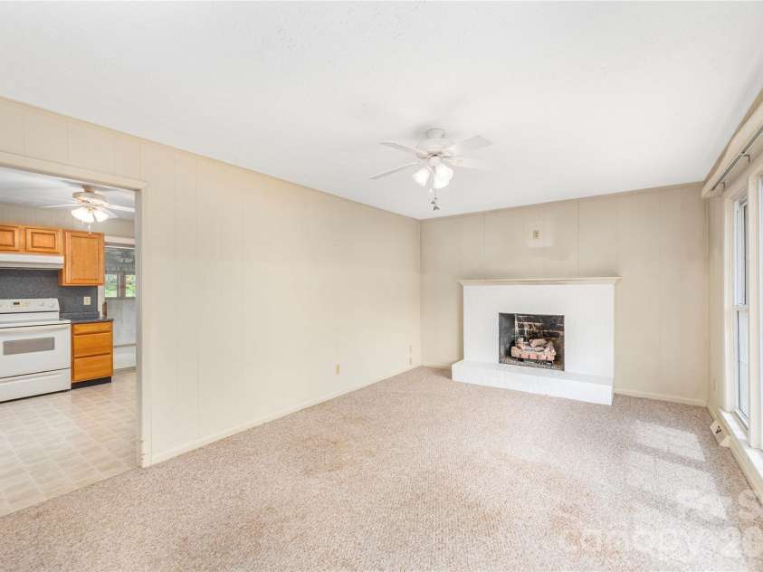 69 Emerald Lane, Hendersonville, NC 28792.  MLS# CAR4405038, YatesRealty ID 43085. 