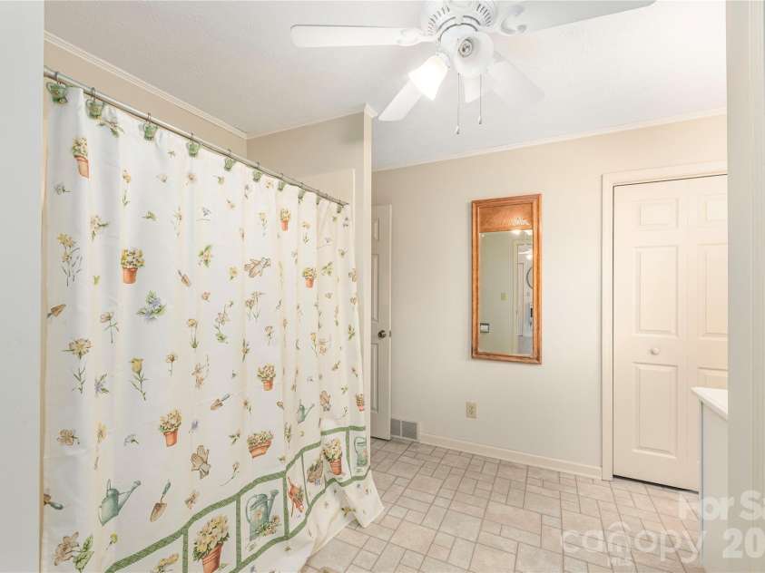 69 Emerald Lane, Hendersonville, NC 28792.  MLS# CAR4405038, YatesRealty ID 43085. 