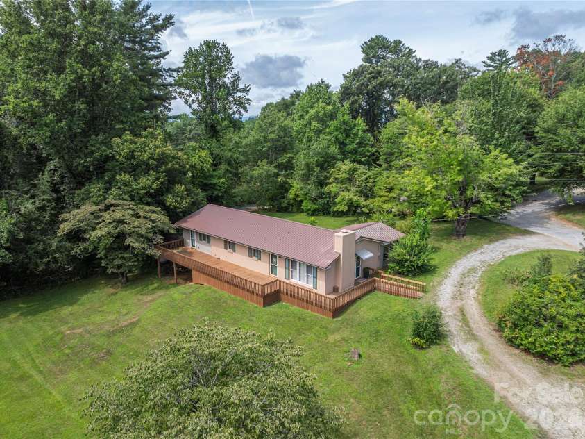 69 Emerald Lane, Hendersonville, NC 28792.  MLS# CAR4405038, YatesRealty ID 43085. 