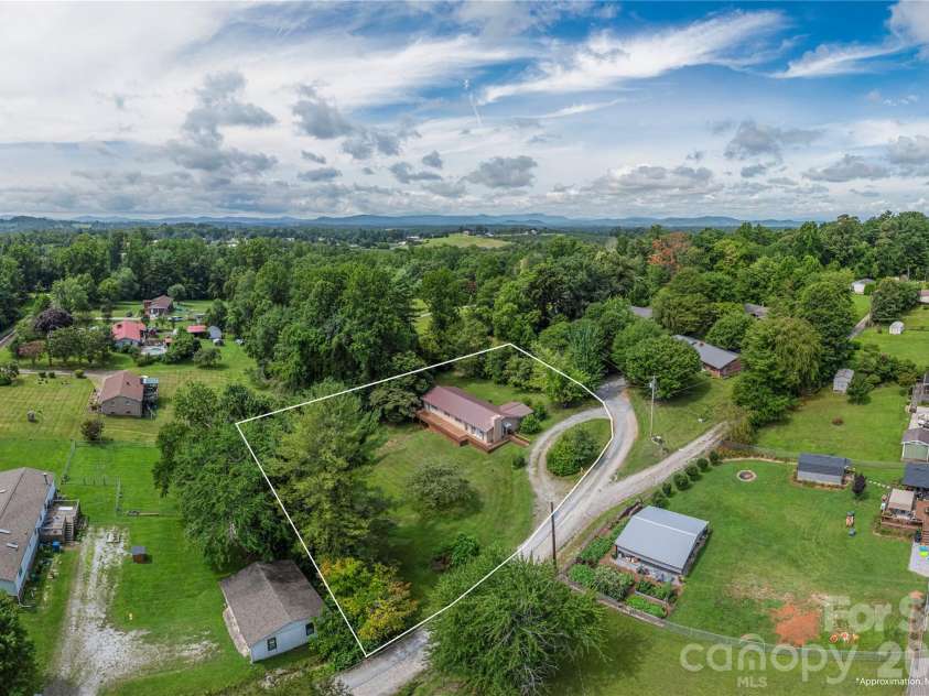 69 Emerald Lane, Hendersonville, NC 28792.  MLS# CAR4405038, YatesRealty ID 43085. 