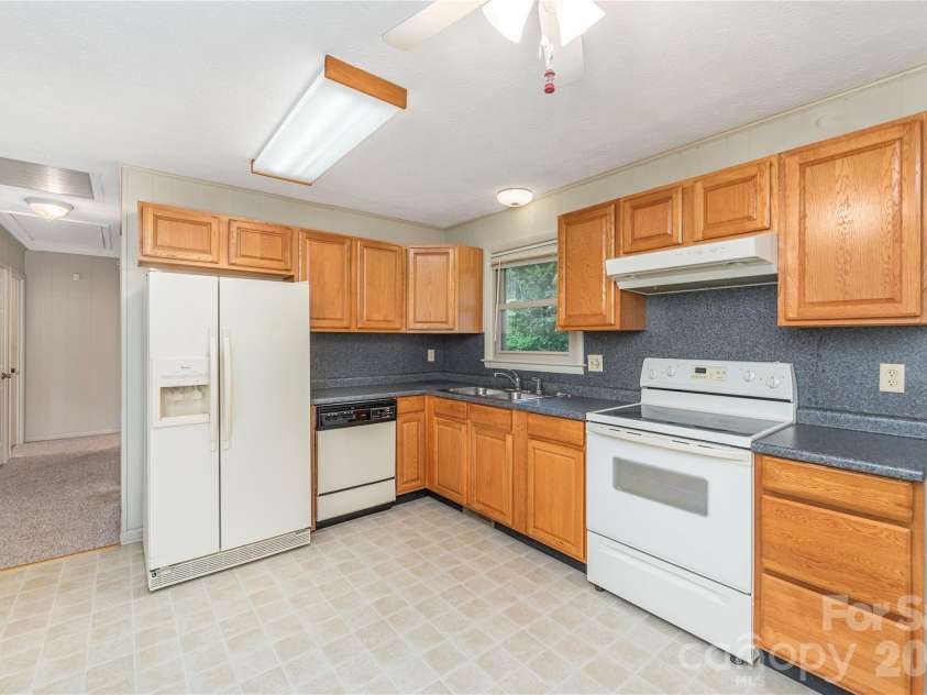 69 Emerald Lane, Hendersonville, NC 28792.  MLS# CAR4405038, YatesRealty ID 43085. All Appliance convey