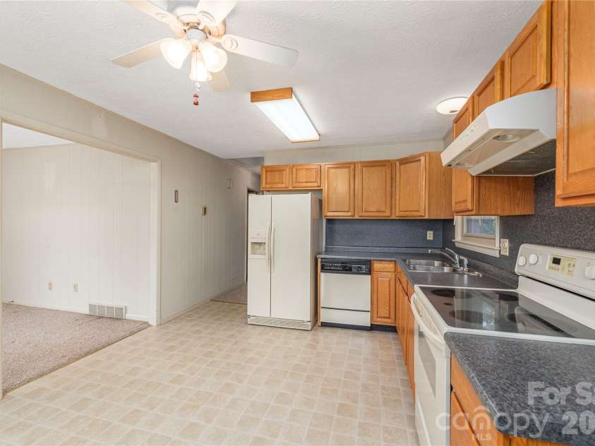 69 Emerald Lane, Hendersonville, NC 28792.  MLS# CAR4405038, YatesRealty ID 43085. Bright kitchen