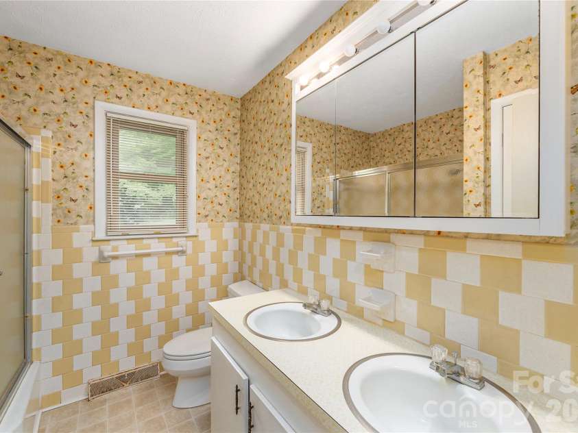 69 Emerald Lane, Hendersonville, NC 28792.  MLS# CAR4405038, YatesRealty ID 43085. Main Hall Bath