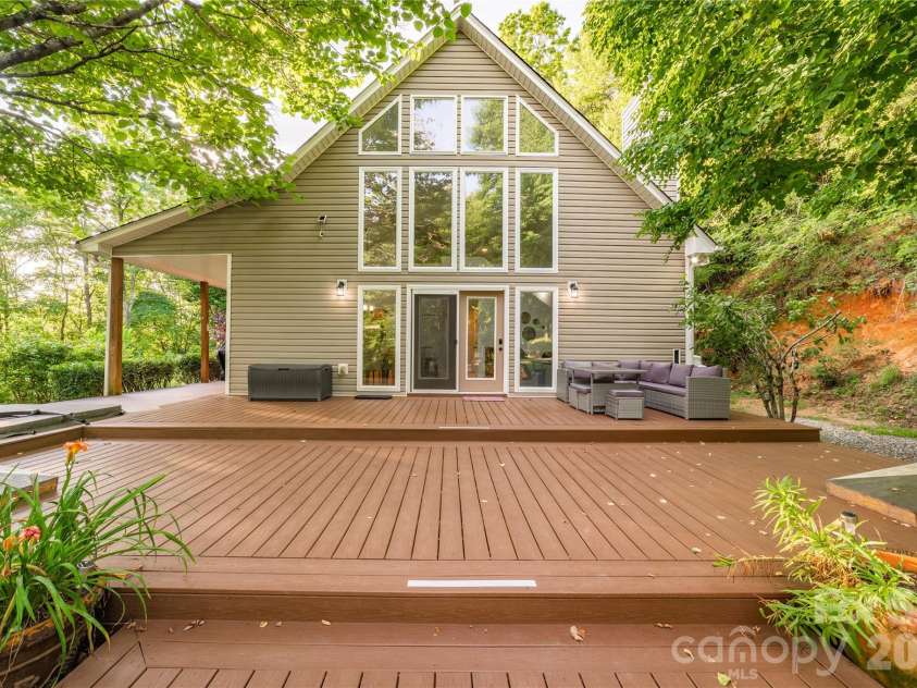 67 Hummingbird Hill Road, Franklin, NC 28734.  MLS# CAR4411984, YatesRealty ID 43086. 