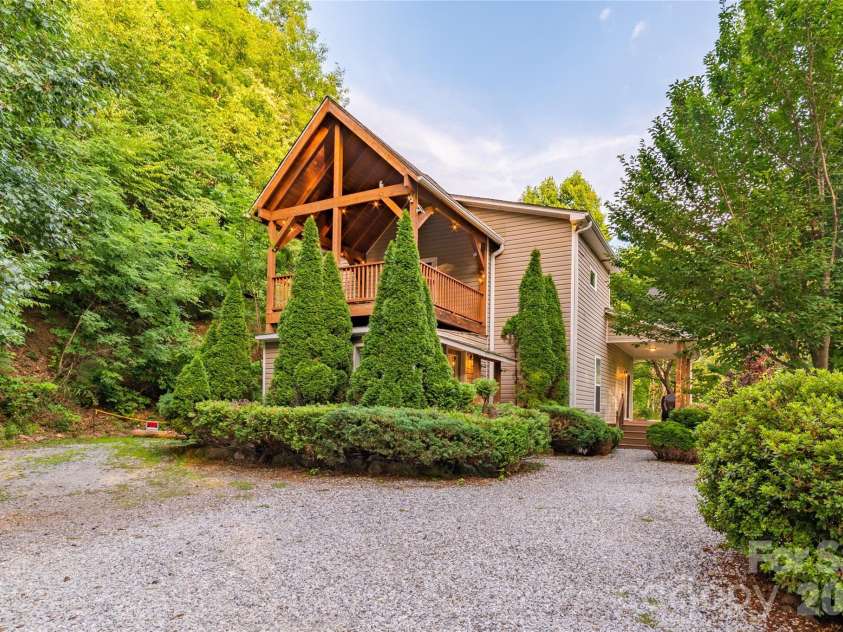67 Hummingbird Hill Road, Franklin, NC 28734.  MLS# CAR4411984, YatesRealty ID 43086. 