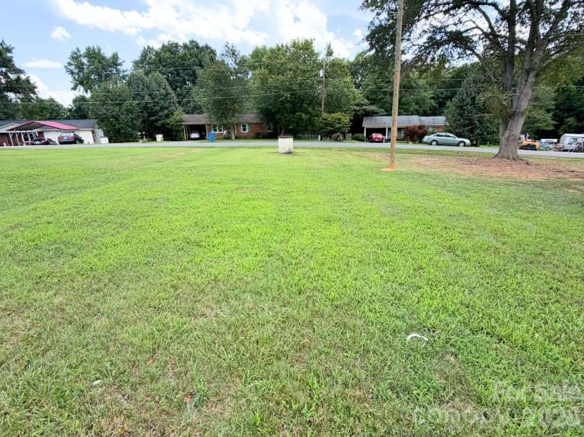 2109 Fernwood Drive, Shelby, NC 28152.  MLS# CAR4407672, YatesRealty ID 43090. Side yard