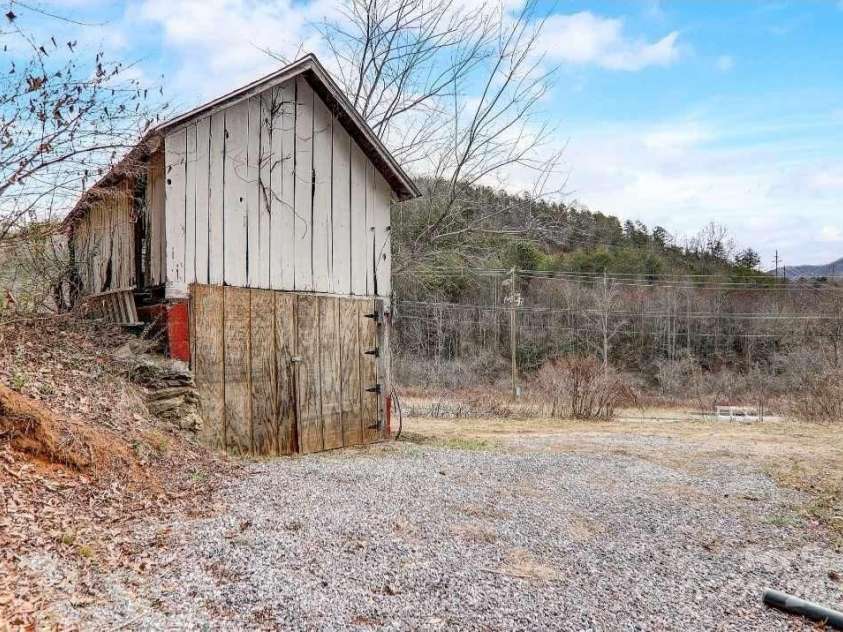 14 Old Mater Farm Road, Sylva, NC 28779.  MLS# CAR4319211, YatesRealty ID 431. 