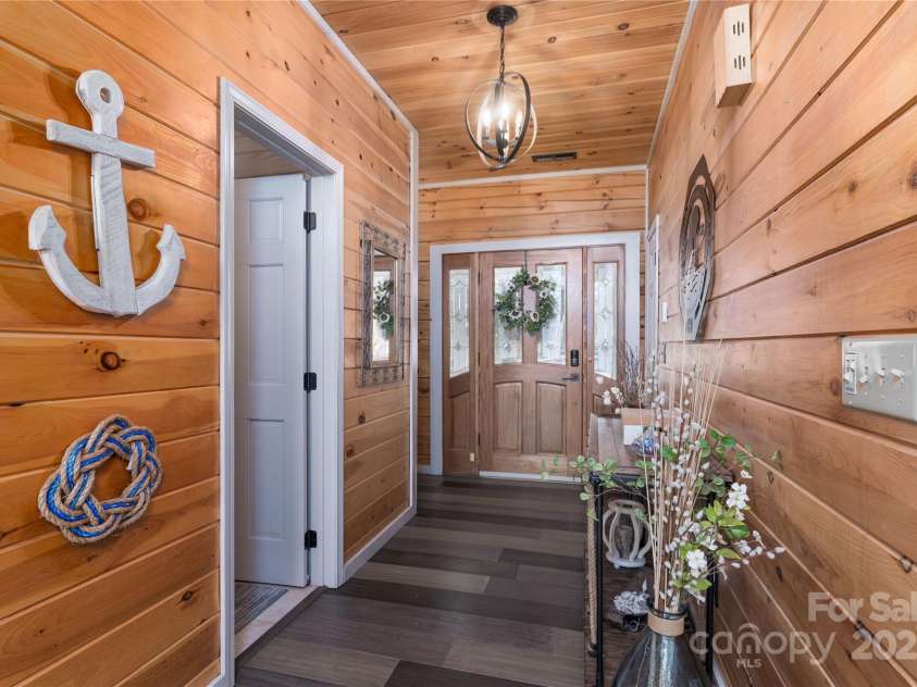 8172 Summit Ridge Drive, Catawba, NC 28609.  MLS# CAR4240630, YatesRealty ID 4310. Inviting front hall.