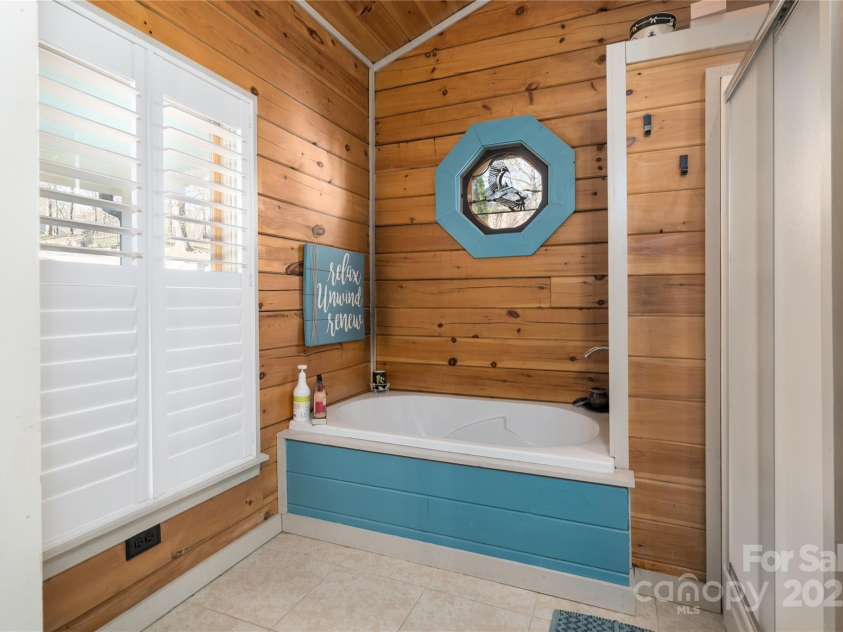 8172 Summit Ridge Drive, Catawba, NC 28609.  MLS# CAR4240630, YatesRealty ID 4310. Separate tub and shower