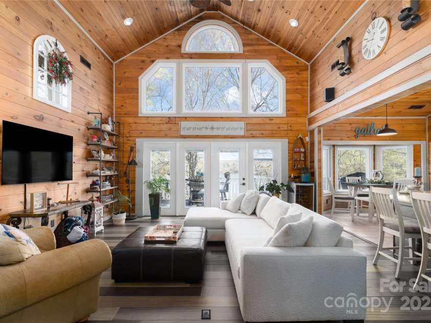 8172 Summit Ridge Drive, Catawba, NC 28609.  MLS# CAR4240630, YatesRealty ID 4310. Vaulted Ceilings in family room.