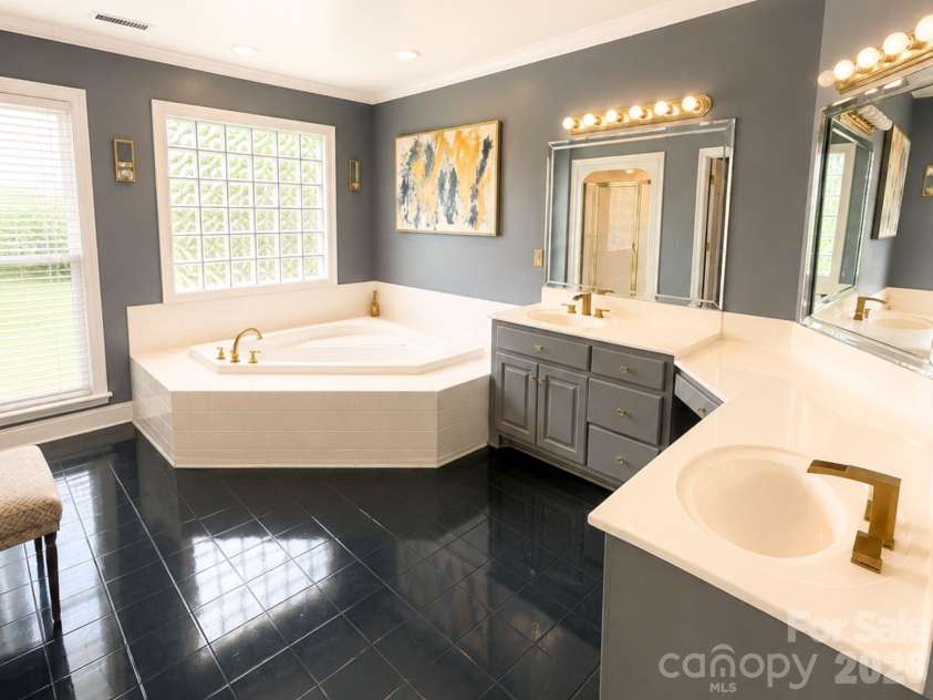 4215 3rd Street, Hickory, NC 28601.  MLS# CAR4411420, YatesRealty ID 43102. En suite spacious and luxurious bathroom
