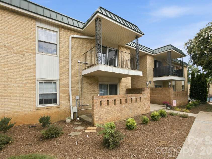 4735 Hedgemore Drive, Charlotte, NC 28209.  MLS# CAR4400137, YatesRealty ID 43104. 