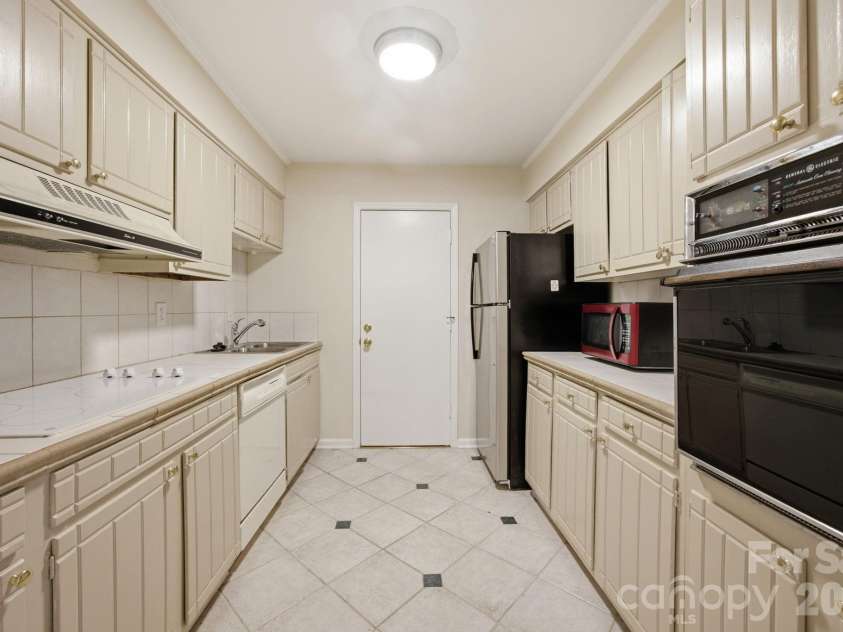 4735 Hedgemore Drive, Charlotte, NC 28209.  MLS# CAR4400137, YatesRealty ID 43104. 
