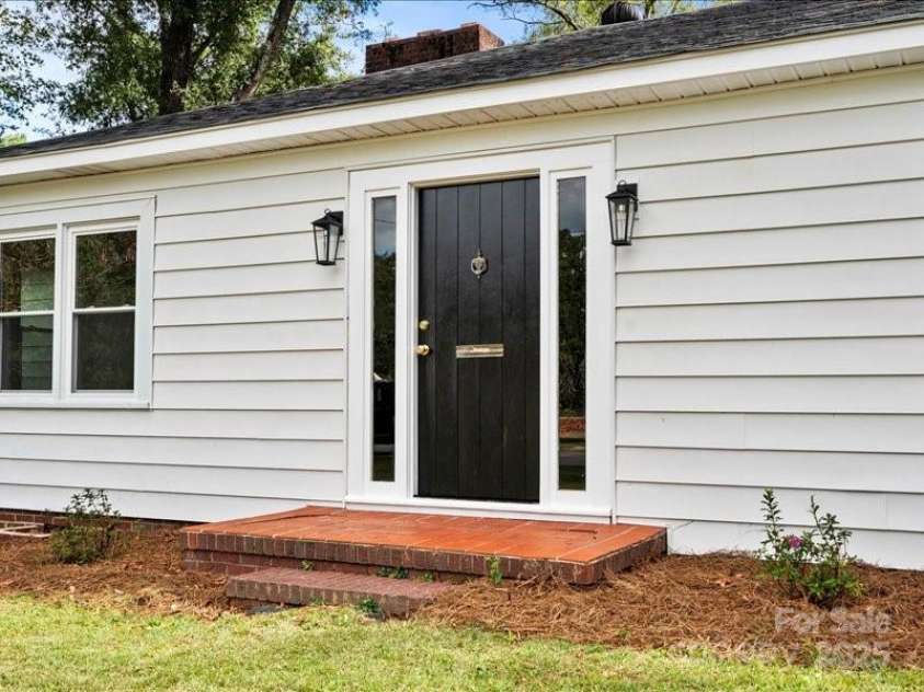 37 Lynn Avenue, Cheraw, SC 29520.  MLS# CAR4313538, YatesRealty ID 4311. 