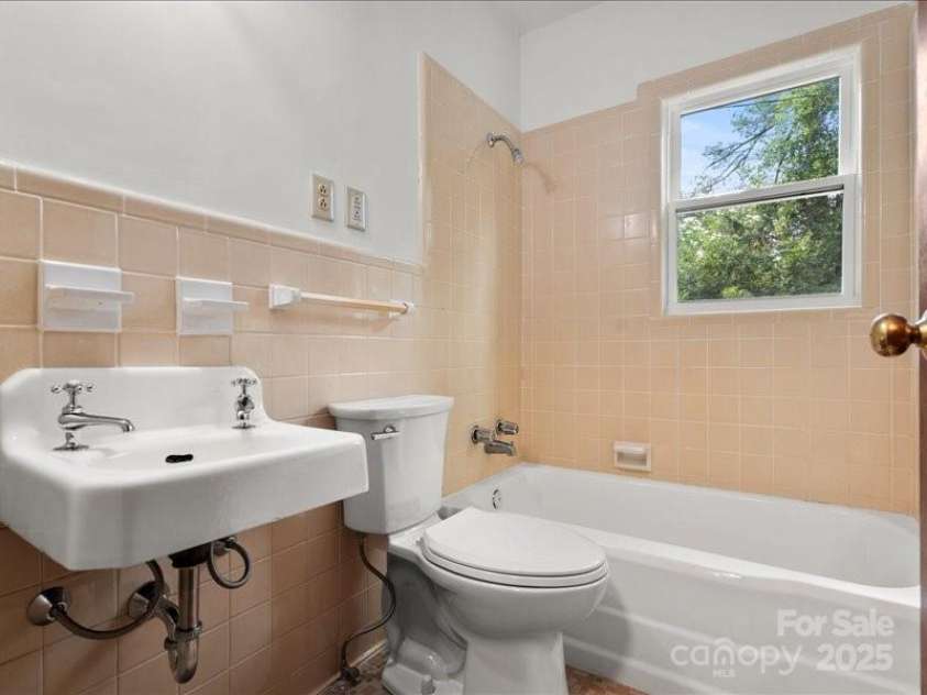 37 Lynn Avenue, Cheraw, SC 29520.  MLS# CAR4313538, YatesRealty ID 4311. 