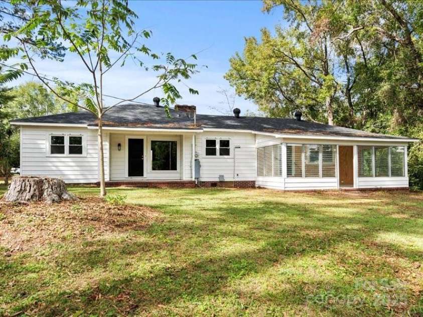 37 Lynn Avenue, Cheraw, SC 29520.  MLS# CAR4313538, YatesRealty ID 4311. 