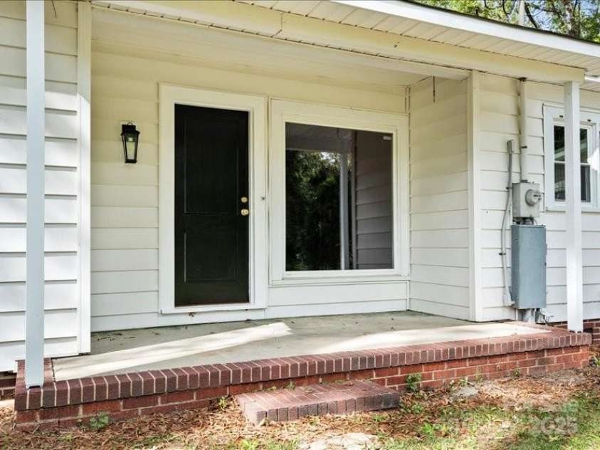 37 Lynn Avenue, Cheraw, SC 29520.  MLS# CAR4313538, YatesRealty ID 4311. 