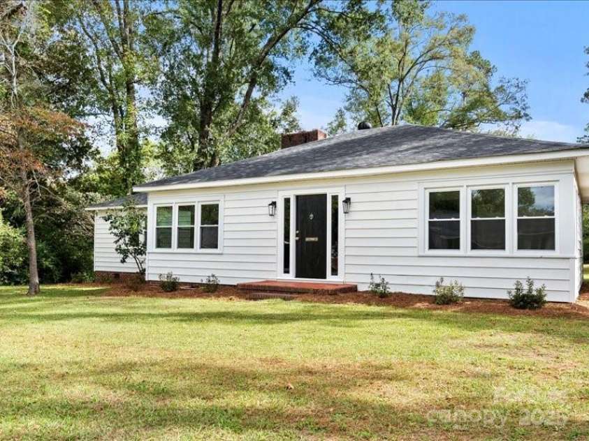 37 Lynn Avenue, Cheraw, SC 29520.  MLS# CAR4313538, YatesRealty ID 4311. 