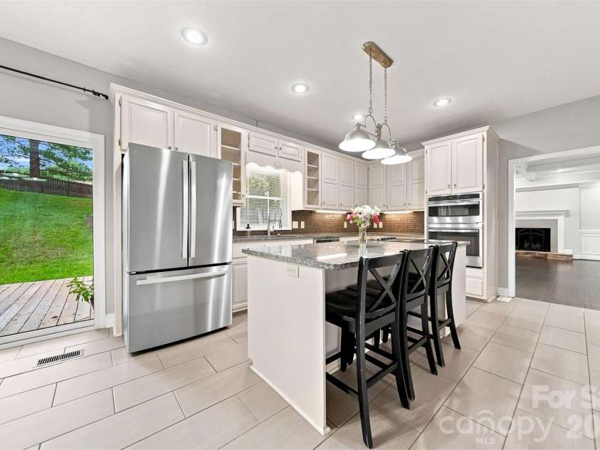 2941 8th Street Court, Hickory, NC 28601.  MLS# CAR4405635, YatesRealty ID 43113. 