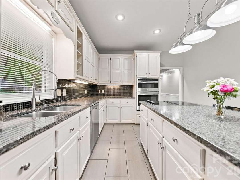 2941 8th Street Court, Hickory, NC 28601.  MLS# CAR4405635, YatesRealty ID 43113. 