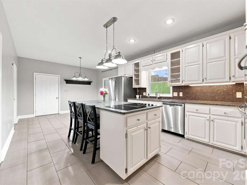 2941 8th Street Court, Hickory, NC 28601.  MLS# CAR4405635, YatesRealty ID 43113. 