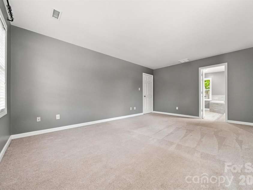 2941 8th Street Court, Hickory, NC 28601.  MLS# CAR4405635, YatesRealty ID 43113. 