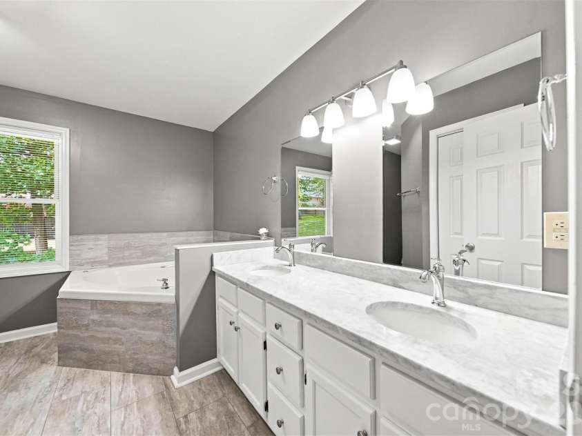 2941 8th Street Court, Hickory, NC 28601.  MLS# CAR4405635, YatesRealty ID 43113. 