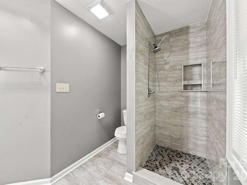2941 8th Street Court, Hickory, NC 28601.  MLS# CAR4405635, YatesRealty ID 43113. 