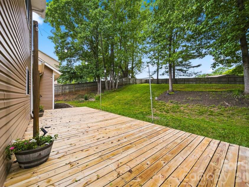 2941 8th Street Court, Hickory, NC 28601.  MLS# CAR4405635, YatesRealty ID 43113. 