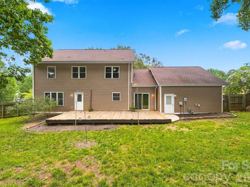 2941 8th Street Court, Hickory, NC 28601.  MLS# CAR4405635, YatesRealty ID 43113. 
