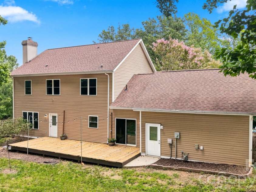2941 8th Street Court, Hickory, NC 28601.  MLS# CAR4405635, YatesRealty ID 43113. 