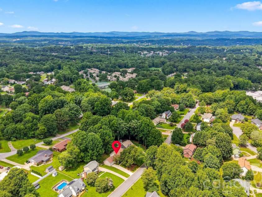 2941 8th Street Court, Hickory, NC 28601.  MLS# CAR4405635, YatesRealty ID 43113. 