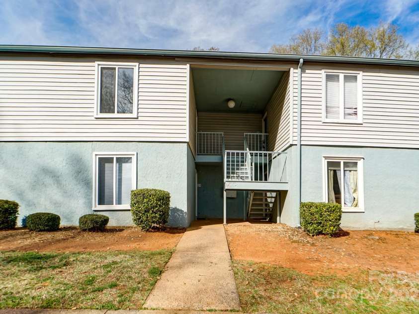 1915 Countrymens Court, Charlotte, NC 28210.  MLS# CAR4238967, YatesRealty ID 4312. 