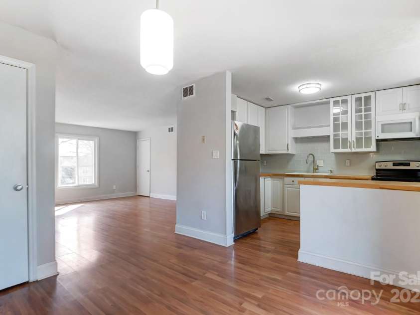 1915 Countrymens Court, Charlotte, NC 28210.  MLS# CAR4238967, YatesRealty ID 4312. 